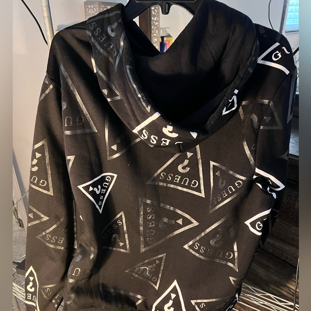 GUESS - Picture 2 of 3